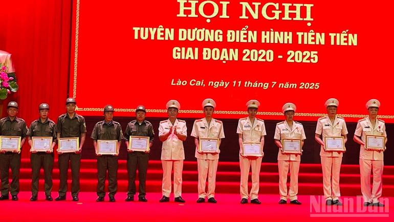 Trao giấy khen cho các cá nhân có thành tích trong tham gia cứu hộ, cứu nạn trong bão Yagi. ndo_br_img-5892.jpg