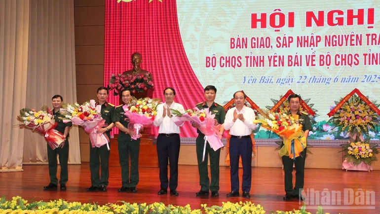 Lãnh đạo 2 tỉnh chúc mừng lãnh đạo Bộ Chỉ huy tỉnh Lào Cai. (Ảnh: THANH SƠN) ndo_br_img-5648.jpg
