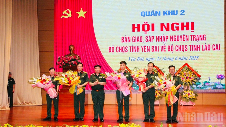 Trung tướng Phạm Đức Duyên, Bí thư Đảng ủy, Chính ủy Quân khu 2 tặng hoa chúc mừng lãnh đạo Bộ chỉ huy quân sự tỉnh Lào Cai. (Ảnh: THANH SƠN) ndo_br_img-5649.jpg