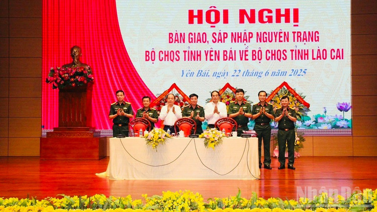 Hai Bộ Chỉ huy quân sự ký văn bản bàn giao nguyên trạng. (Ảnh: THANH SƠN) ndo_br_img-5651.jpg