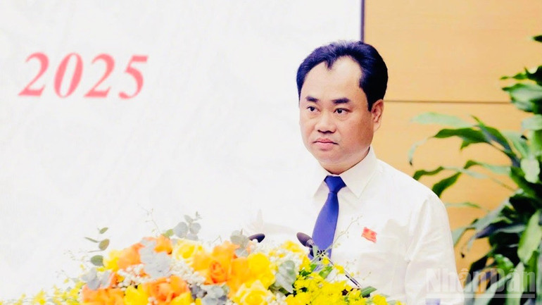 Bí thư Tỉnh ủy, Chủ tịch Hội đồng nhân dân tỉnh Trịnh Việt Hùng phát biểu tại kỳ họp. ndo_br_img-7276.jpg