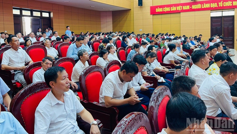 Các cử tri tham gia buổi tiếp xúc. ndo_br_img-5847.jpg