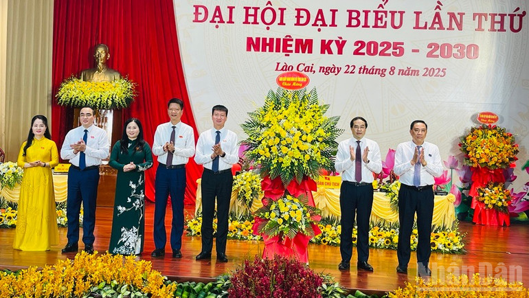 Thường trực Tỉnh ủy Lào Cai tặng hoa chúc mừng đại hội. ndo_br_img-6646.jpg