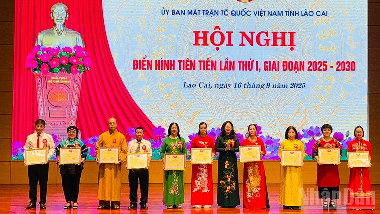 Đồng chí Giàng Thị Dung, Phó Bí thư Tỉnh ủy trao Bằng khen cho các điển hình tiến tiến. ndo_br_img-6886.jpg