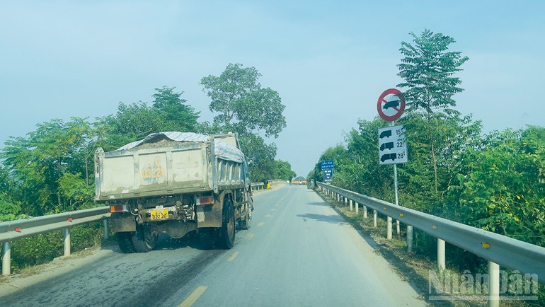 Cầu Gùa tại km9+ 247 trên đường tỉnh 166 chỉ cho phép tối đa đến 28 tấn, nhưng nhiều xe tải trọng lớn vẫn tham gia giao thông, tiềm ẩn nguy cơ mất an toàn. ndo_br_img-6958.jpg