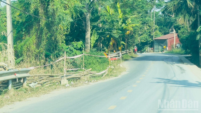 Đoạn sạt lở tại thôn Quyết Tiến, chiếm vào gần 2 mét so với tim đường, được cảnh báo bằng cột tre, dễ gây mất an toàn giao thông. ndo_br_img-6956.jpg