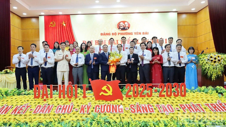 Ban Chấp hành Đảng bộ phường Yên Bái ra mắt đại hội. ndo_br_img-6438.jpg