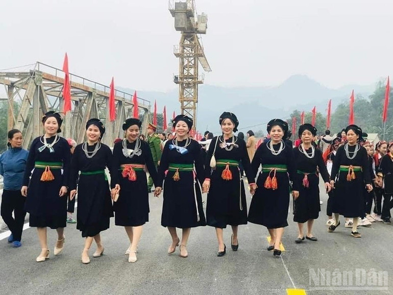 Đồng bào Tày xã Tân Lĩnh vui mừng khi được nhà nước đầu tư xây dựng cầu mới bắc qua sông Chảy. ndo_br_img-0989.jpg