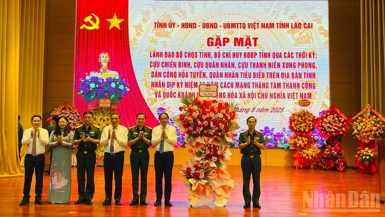 Thiếu tướng Trần Văn Bắc, Tư lệnh Quân khu 2 tặng hoa chúc mừng. ndo_br_img-6688.jpg