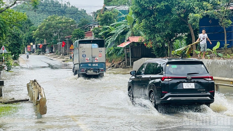 Hằng ngày, các phương tiện tham gia giao thông đường bộ buộc phải qua điểm ngập này. ndo_br_img-6703.jpg