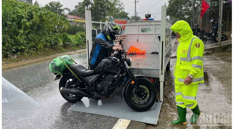 Cảnh sát giao thông tỉnh Lào Cai dùng xe chuyên dụng giúp dân vượt qua điểm ngập tại Km 27+770. ndo_br_z6952822858674-44fd15220914655d6672c7ceecdd81df.jpg