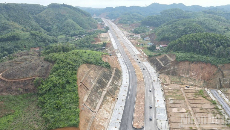 Một đoạn tuyến đường hoàn thành đưa vào sử dụng. ndo_br_img-5749.jpg