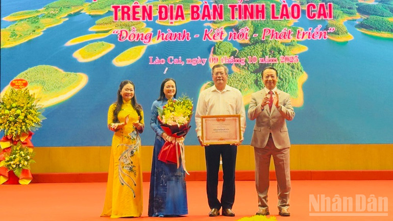 សហព័ន្ធពាណិជ្ជកម្ម និងឧស្សាហកម្មវៀតណាម ប្រគល់វិញ្ញាបនបត្របញ្ជាក់គុណតម្លៃដល់សមាគមធុរកិច្ចខេត្ត។ ndo_br_img-7231.jpg