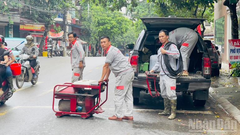 Nhân viên Viettel Lào Cai khắc phục đường truyền bị hư hỏng do bão lũ. ndo_br_img-7142.jpg