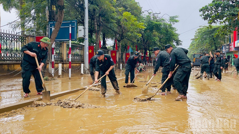 Cảnh sát cơ động tỉnh Lào Cai tham gia dọn bùn. ndo_br_img-7133.jpg