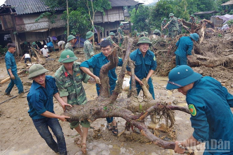 Lực lượng vũ trang tỉnh tham gia khắc phục hậu quả thiên tai trên địa bàn. ndo_br_luc-luong-vu-trang-huyen-mu-cang-chai-yen-bai-dang-giup-nhan-dan-khac-phuc-hau-qua-sau-mua-lu.jpg