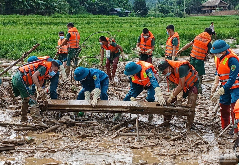 Lực lượng vũ trang giúp dân khắc phục hậu quả lũ quét ở vùng cao. ndo_br_a-3.jpg