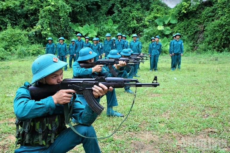 Huấn luyện xạ kích cho dân quân trong khu vực phòng thủ. ndo_br_huan-luyen-ban-sung-tieu-lien-ak-bai-1-cho-luc-luong-dan-quan-xa-bao-dap-huyen-tran-yen-nam-2024.jpg