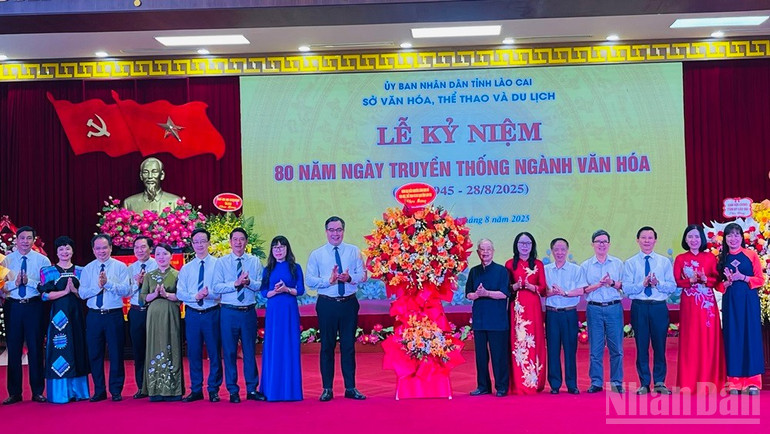 Các thế hệ lãnh đạo chủ chốt của ngành văn hóa-thể thao và du lịch tỉnh Lào Cai. ndo_br_img-6657.jpg