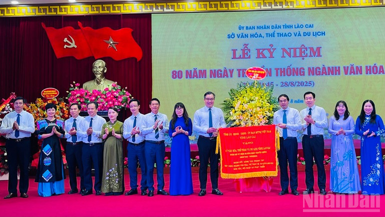Lãnh đạo tỉnh Lào Cai tặng hoa và cờ thêu cho ngành văn hóa-thể thao và du lịch tỉnh. ndo_br_img-6665.jpg