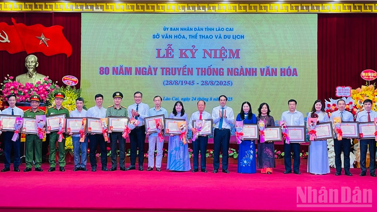 Các cá nhân được Chủ tịch Ủy ban nhân dân tỉnh Lào Cai tặng Bằng khen. ndo_br_img-6670.jpg