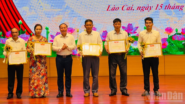 Lãnh đạo Sở Khoa học và Công nghệ trao thưởng cho các cá nhân. ndo_br_img-7261.jpg