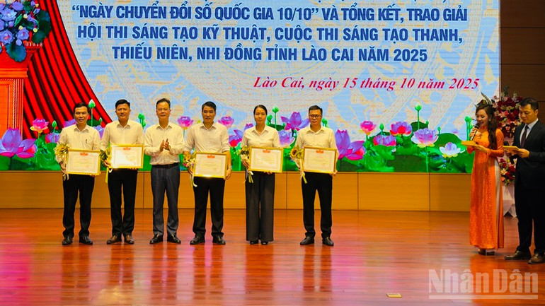 Lãnh đạo tỉnh trao thưởng cho các cá nhân đoạt giải. ndo_br_img-7259.jpg