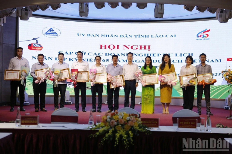 Các tập thể nhận Bằng khen của Chủ tịch Ủy ban nhân dân tỉnh Lào Cai. ndo_br_z6787833724343-8fb544356bcfd1bc7ad85f91885509b2.jpg
