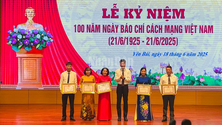 Trao Bằng khen cho các tập thể có thành tích xuất sắc. (Ảnh: THANH SƠN) ndo_c_img-5608.jpg