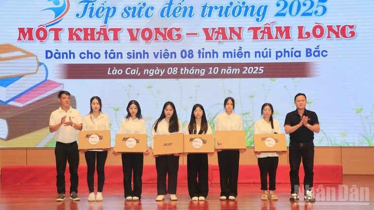 ផ្តល់កុំព្យូទ័រយួរដៃដល់សិស្សថ្មីចំនួន 6 នាក់ដែលជំនះការលំបាក។ ndo_br_img-7206.jpg