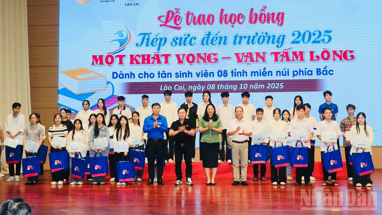 ការផ្តល់អាហារូបករណ៍ដល់និស្សិតថ្មីដែលជំនះការលំបាកក្នុងកម្មវិធី។ ndo_br_img-7205.jpg