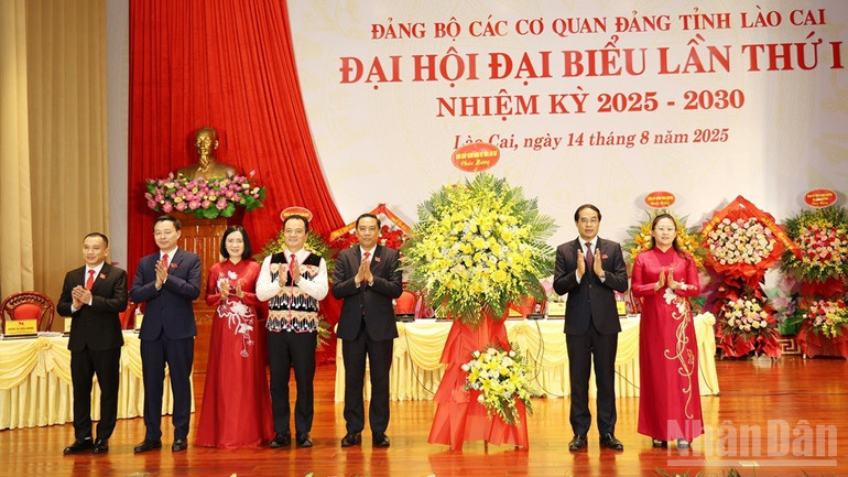 Đồng chí Trịnh Xuân Trường, Bí thư Tỉnh ủy Lào Cai, tặng hoa chúc mừng Đại hội. ndo_br_img-9431.jpg