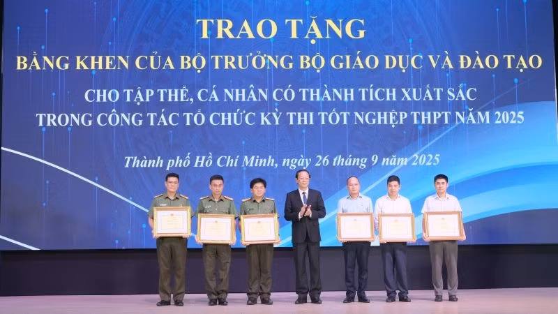 Bộ Giáo dục và Đào tạo trao tặng bằng khen cho tập thể, cá nhân có thành tích xuất sắc trong công tác tổ chức Kỳ thi trung học phổ thông năm 2025. 
