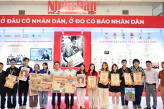 Đông đảo các bạn trẻ hào hứng đón nhận ấn phẩm đặc biệt của Báo Nhân Dân. (Ảnh: THẾ ĐẠI)