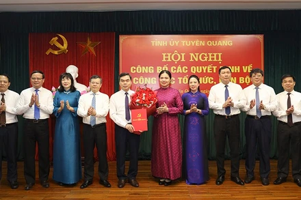 Lãnh đạo tỉnh Tuyên Quang tặng hoa chúc mừng đồng chí Ma Thế Hồng.