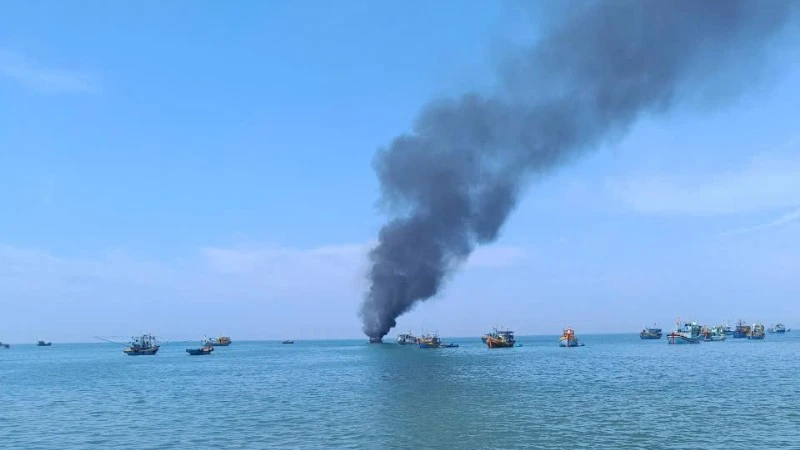 Tàu cá bốc cháy trên biển Lâm Đồng, 2 người bỏng nặng, 1 mất tích