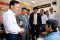 Chủ tịch UBND tỉnh Lâm Đồng (mới) Hồ Văn Mười trao đổi với người dân khi đến làm thủ tục hành chính tại phường Xuân Trường - Đà Lạt.