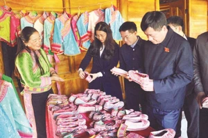 Nghề làm giày thêu của người dân bản Thèn Pả, xã Na Sang đã được công nhận nghề truyền thống.