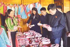 Nghề làm giày thêu của người dân bản Thèn Pả, xã Na Sang đã được công nhận nghề truyền thống.