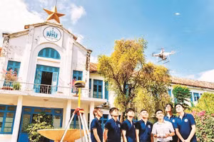 Giảng viên Trường đại học Nha Trang hướng dẫn sinh viên sử dụng máy bay không người lái kết hợp với trí tuệ nhân tạo để phát hiện hư hỏng trên bề mặt công trình.