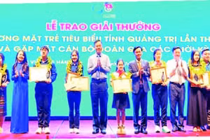 Các đồng chí lãnh đạo tỉnh Quảng Trị trao giải thưởng “Gương mặt trẻ tiêu biểu tỉnh Quảng Trị lần thứ I” tặng các cá nhân. (Ảnh HG)