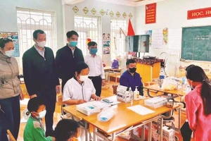 Cán bộ y tế tỉnh Phú Thọ, xã Pà Cò tham gia dập dịch sởi - rubella tại trường học.