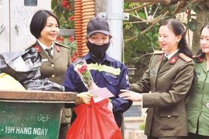 Công nhân môi trường bất ngờ khi nhận quà dịp 8/3 từ cán bộ Công an tỉnh Lâm Đồng.