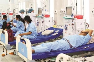 Bệnh nhân suy thận khu vực biên giới tỉnh Lâm Đồng chạy thận nhân tạo tại cơ sở y tế địa phương.