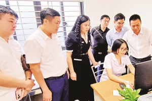 Đoàn công tác của Sở Y tế tỉnh Hưng Yên kiểm tra, đánh giá việc thực hiện hồ sơ bệnh án điện tử tại Bệnh viện đa khoa Đông Hưng.