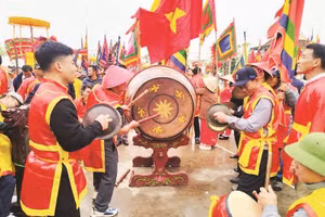 Các dòng họ thi đánh trống tế tại lễ hội đền Cả năm 2026.