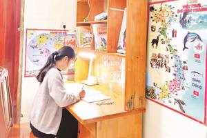 Nhiều gia đình ở Lệ Thủy tạo góc học tập ngăn nắp cho con em tự học, làm bài tập ở nhà.