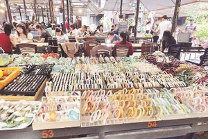 Một góc chợ đá quý Lục Yên.