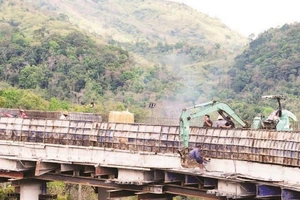 Hoàn thiện công trình cầu cạn tại dự án cải tạo, nâng cấp Quốc lộ 28B.