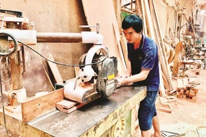 Cơ sở sản xuất đầu tư thiết bị, máy móc vào sản xuất để nâng cao năng suất, chất lượng sản phẩm đồ mộc.